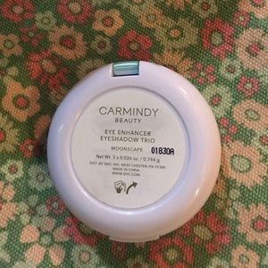 Carmindy Beauty eye enhancer eyeshadow trio in the color white, brown and black